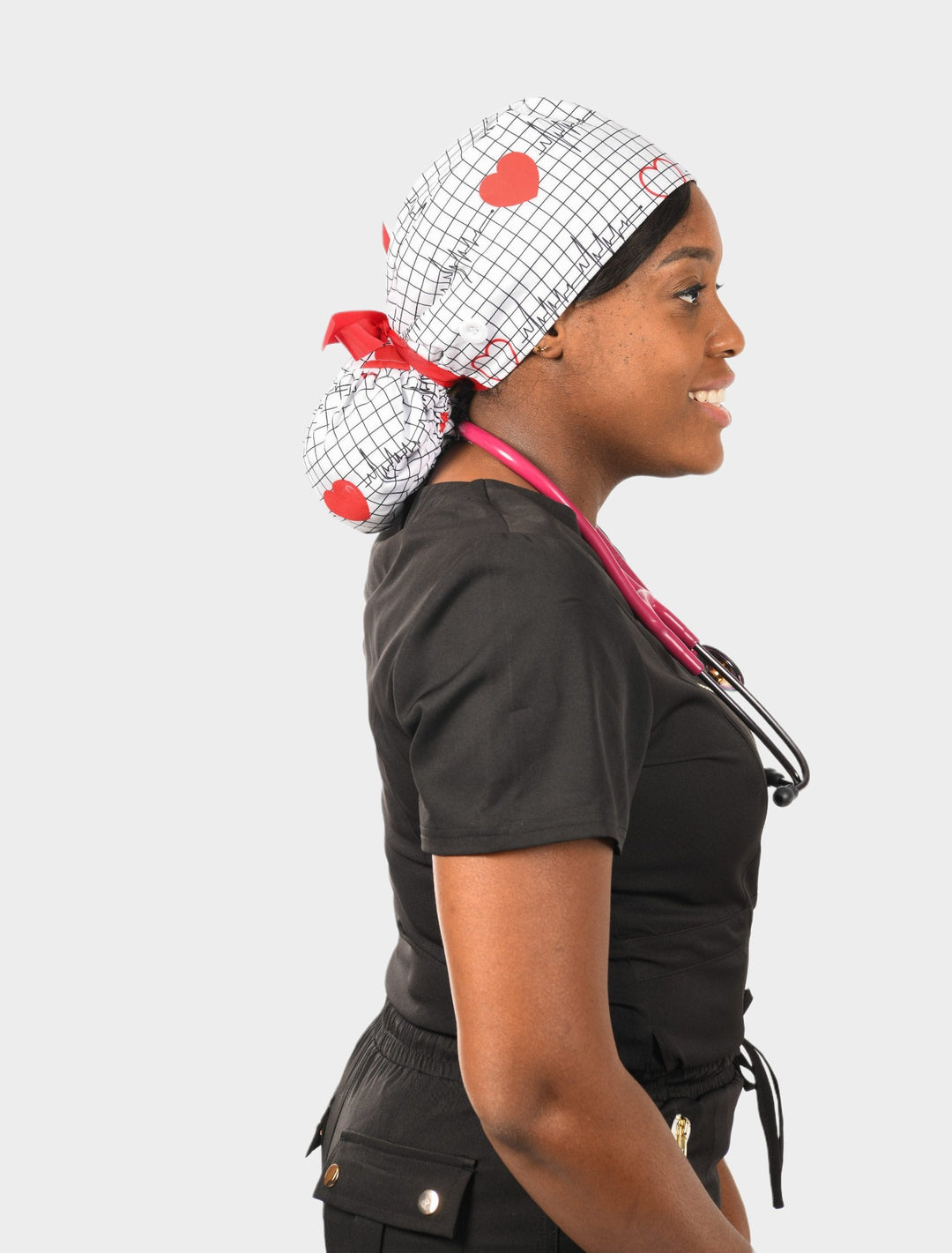 Gorro quirúrgico con cola de caballo y forro de satén con diseño de corazón rojo para electrocardiógrafo