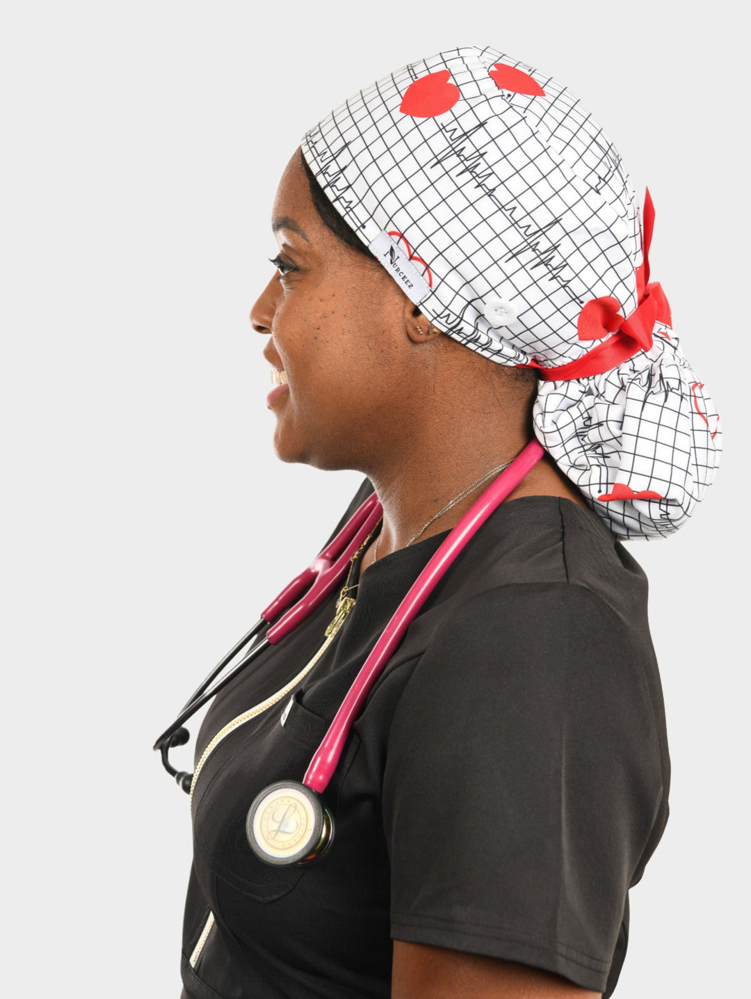 Gorro quirúrgico con cola de caballo y forro de satén con diseño de corazón rojo para electrocardiógrafo