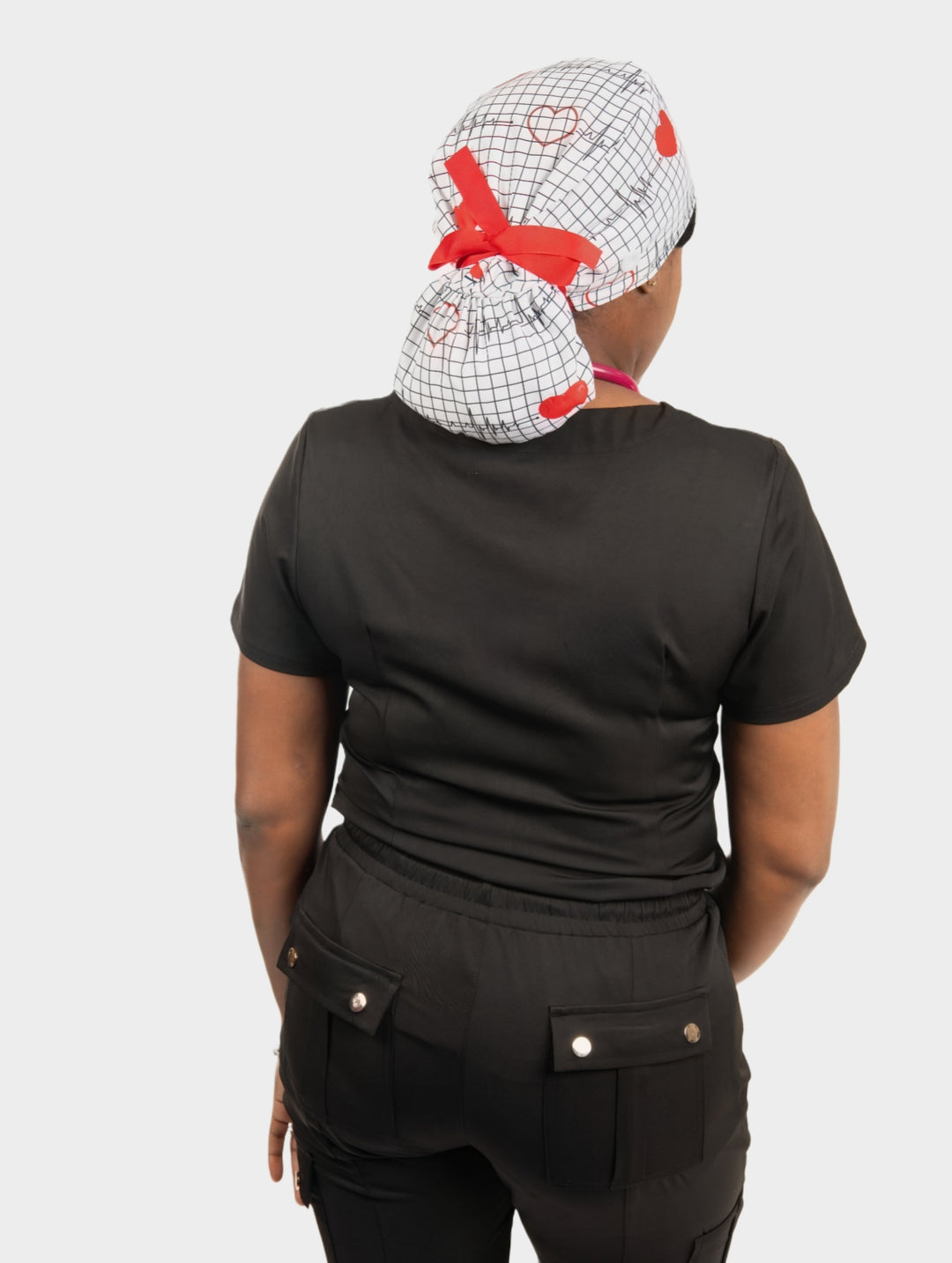 Gorro quirúrgico con cola de caballo y forro de satén con diseño de corazón rojo para electrocardiógrafo